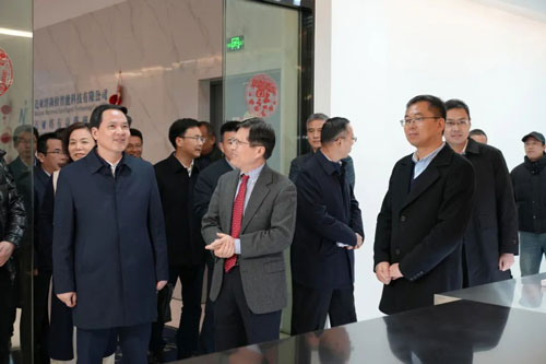lingdao.jpg lingdao.jpg