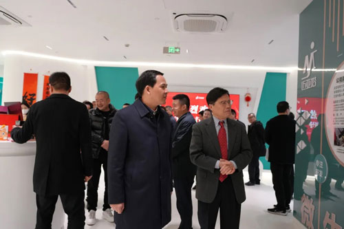 lingdao2.jpg lingdao2.jpg